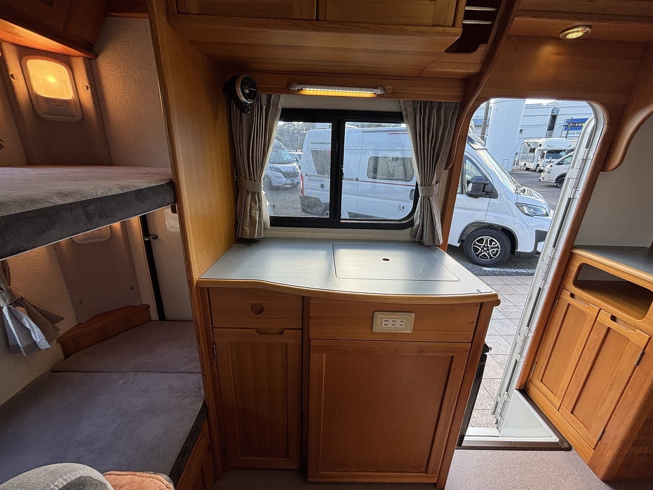キャンピングカー キャブコン AtoZ　ｱﾐﾃｨ　ﾘｱﾀﾞﾌﾞﾙﾀｲﾔ仕様
