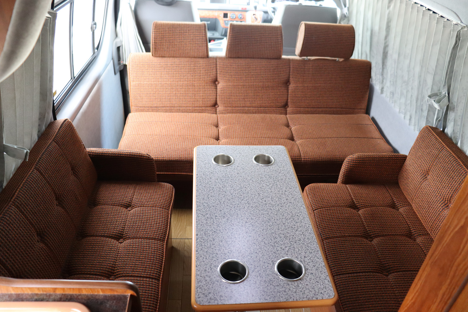 キャンピングカー バンコン ﾊｲｴｰｽ ﾋﾞｰｸﾙ ﾌｭｰﾁｬｰ　冷蔵庫　TV