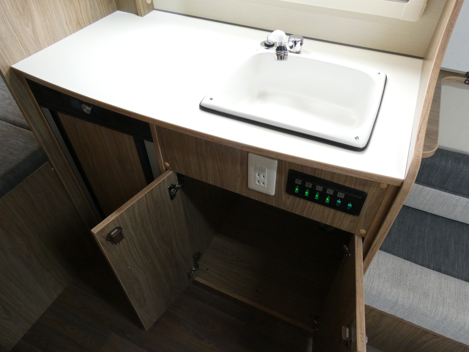 キャンピングカー キャブコン 東和ﾓｰﾀｰｽ　ｳﾞｫｰﾝR2B　ｼｰﾃｯｸ急速走行充電