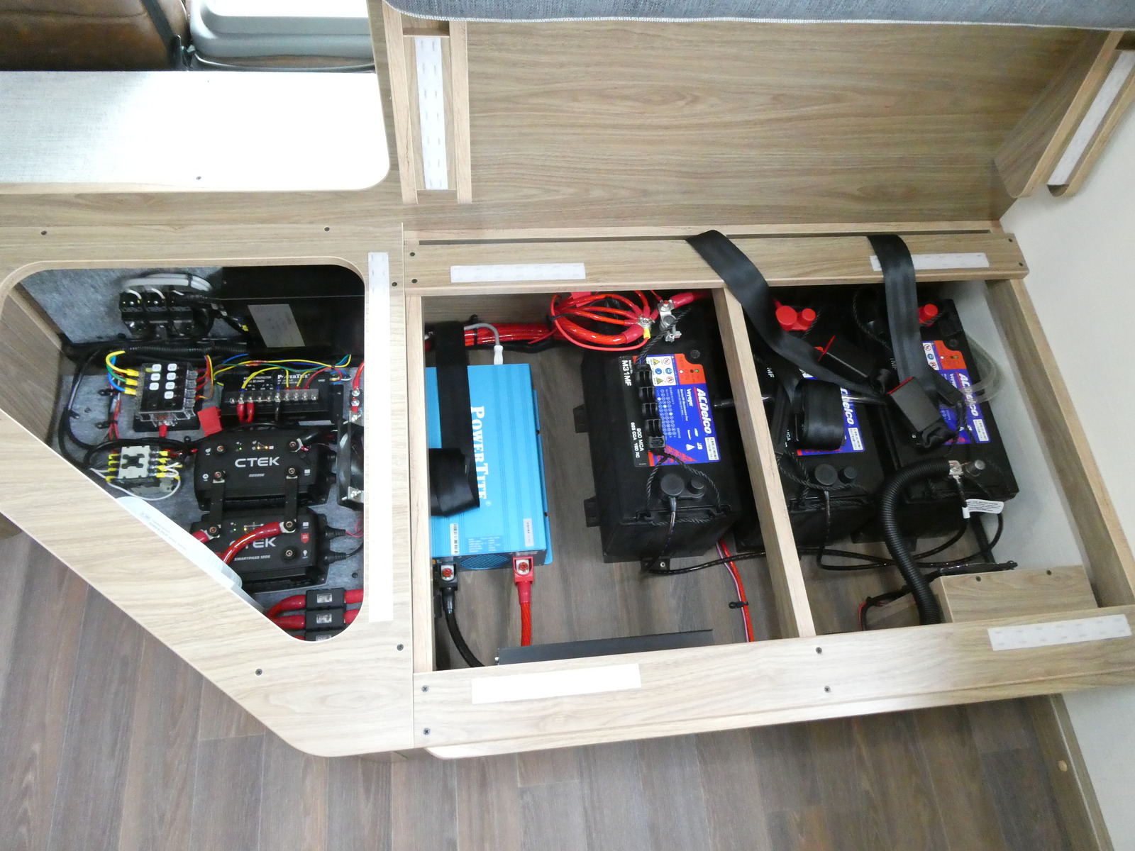 キャンピングカー キャブコン 東和ﾓｰﾀｰｽ　ｳﾞｫｰﾝR2B　ｼｰﾃｯｸ急速走行充電