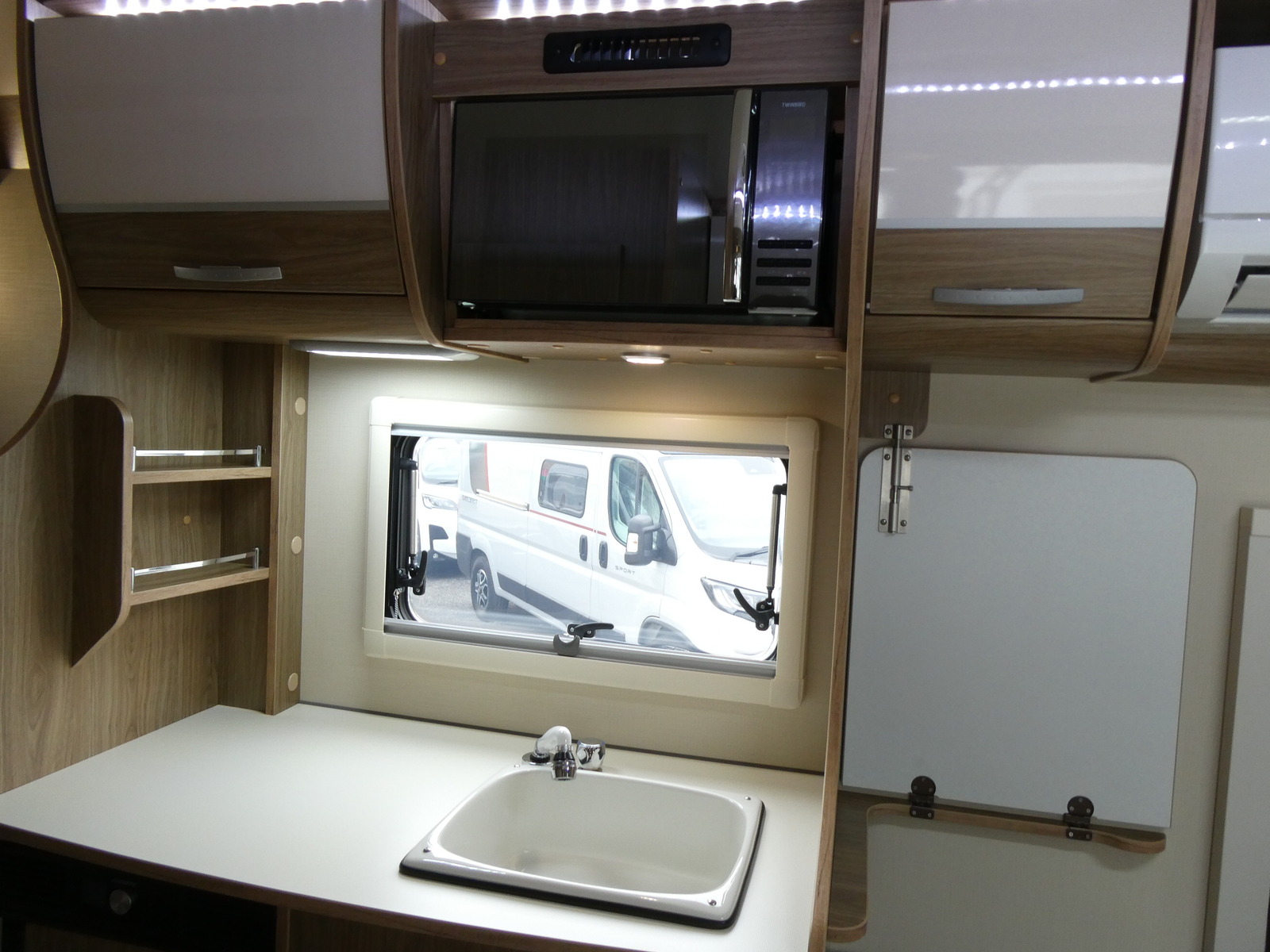キャンピングカー キャブコン 東和ﾓｰﾀｰｽ　ｳﾞｫｰﾝR2B　ｼｰﾃｯｸ急速走行充電