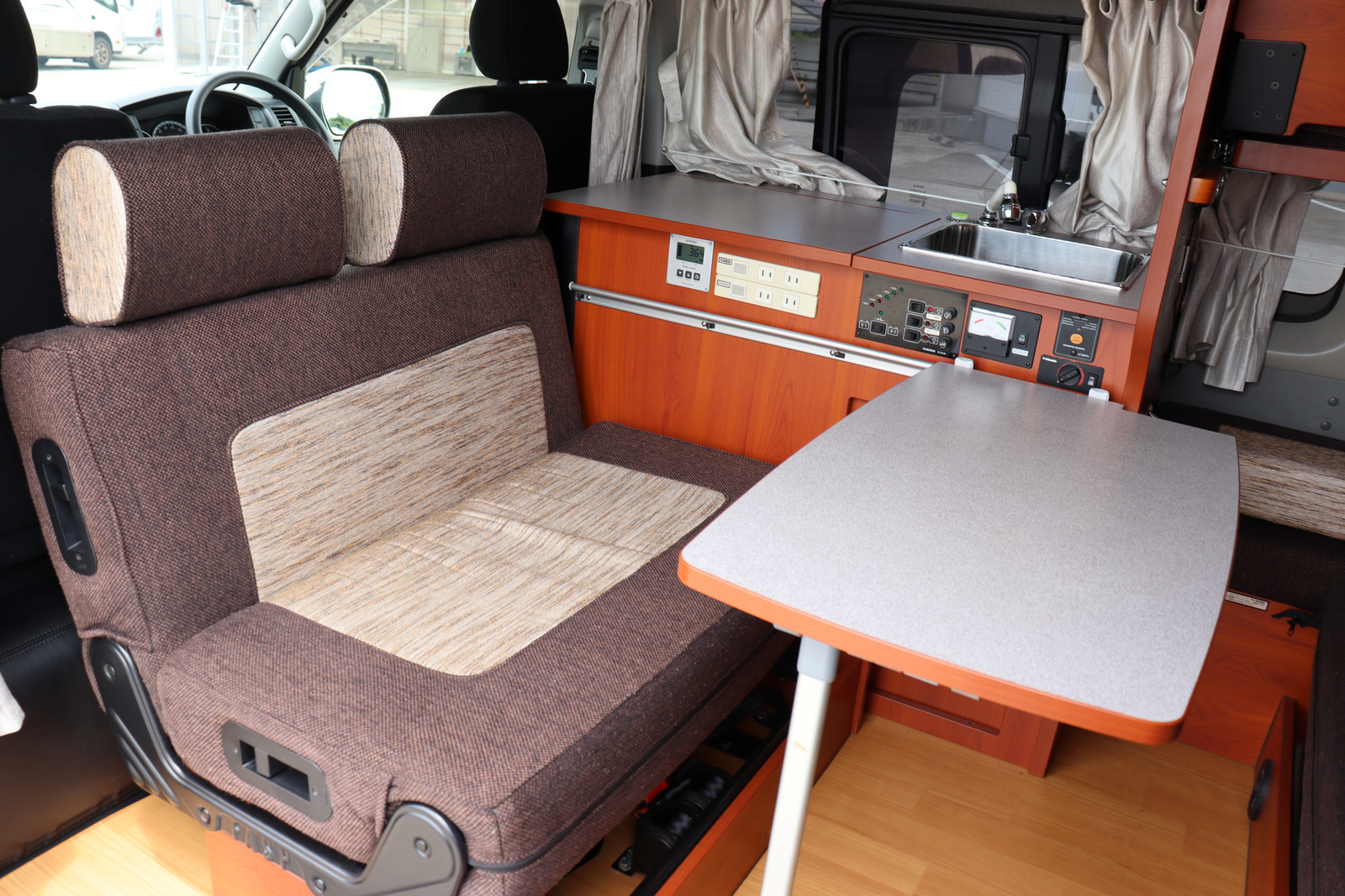 キャンピングカー バンコン ﾊｲｴｰｽ ﾅｯﾂRV ﾗﾃﾞｨｯｼｭ 4WD　ﾘﾁｳﾑ400