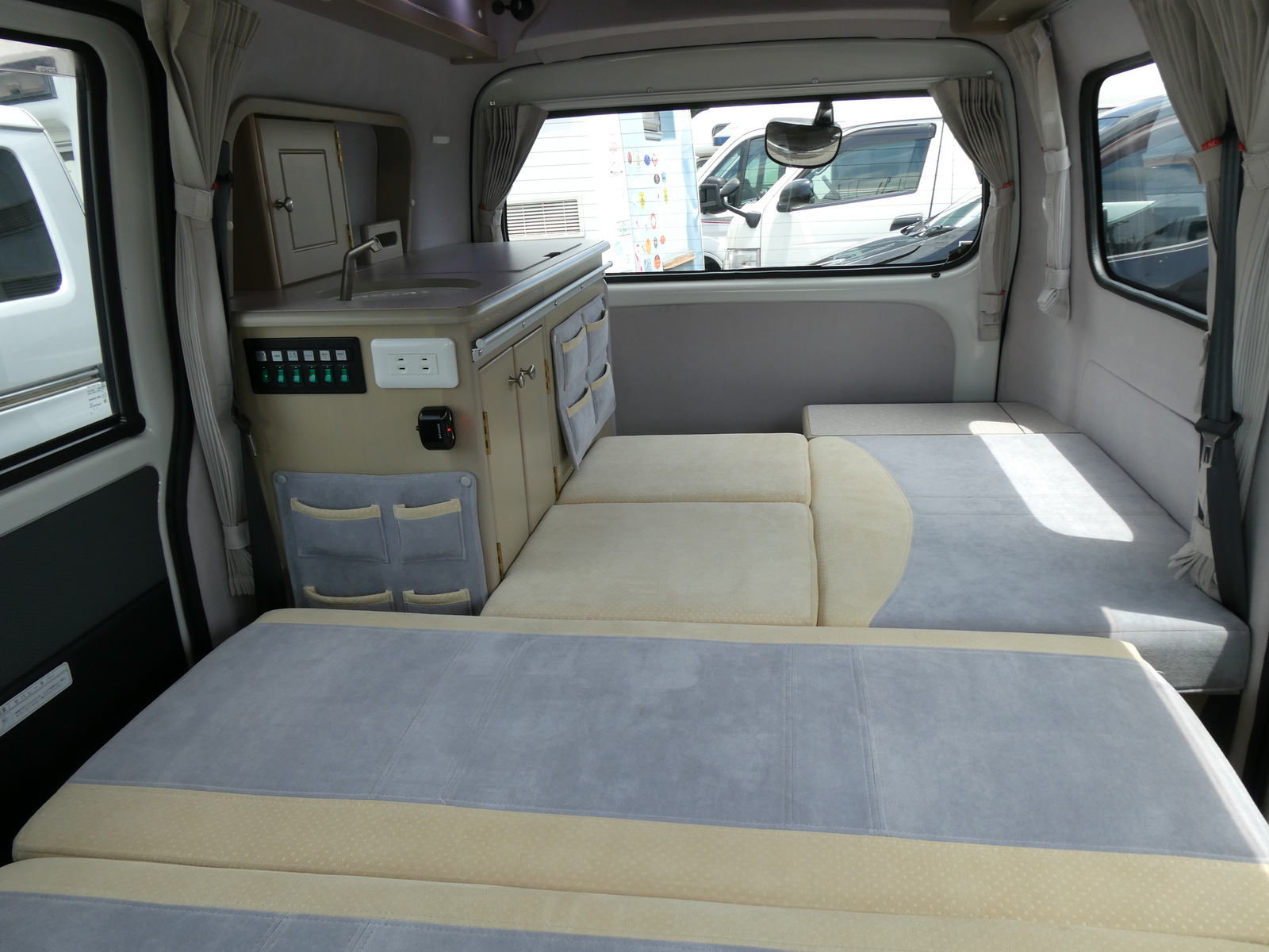 キャンピングカー バンコン ﾀｺｽ　ﾊﾅ　ﾏｯｸｽﾌｧﾝ　DC冷蔵庫