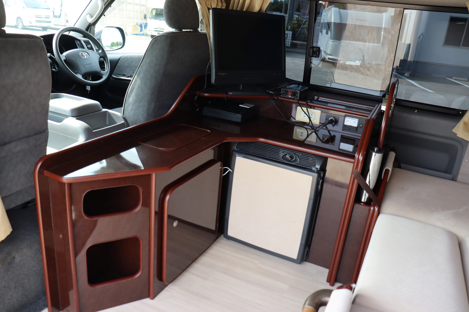 キャンピングカー バンコン ﾊｲｴｰｽ FOCS DS ｲﾝﾊﾞｰﾀｰ　鉛1　4WD