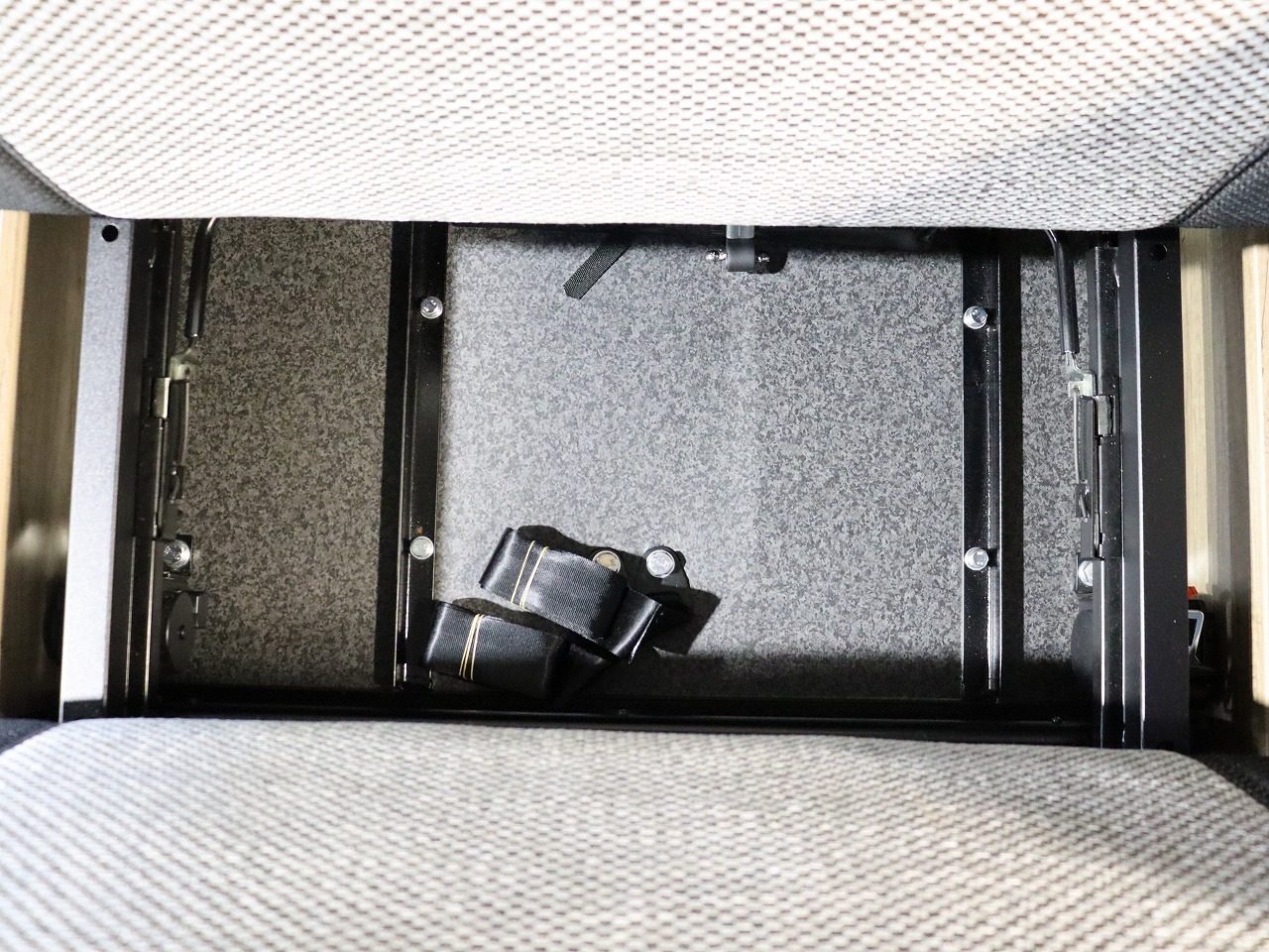キャンピングカー バンコン ﾊｲｴｰｽ ﾅｯﾂRV ﾗﾃﾞｨｯｼｭ 4WD　DC冷蔵庫