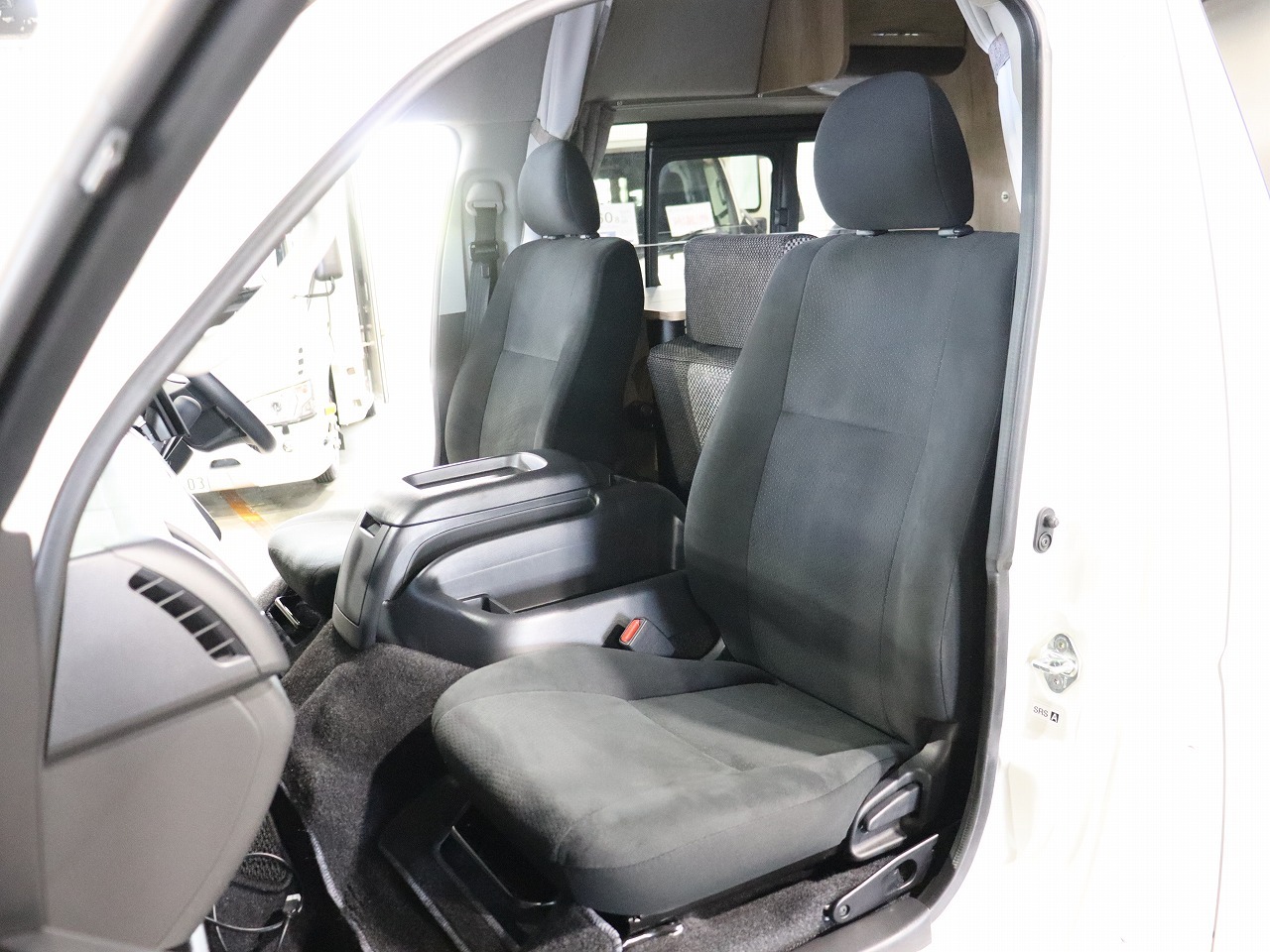 キャンピングカー バンコン ﾊｲｴｰｽ ﾅｯﾂRV ﾗﾃﾞｨｯｼｭ 4WD　DC冷蔵庫