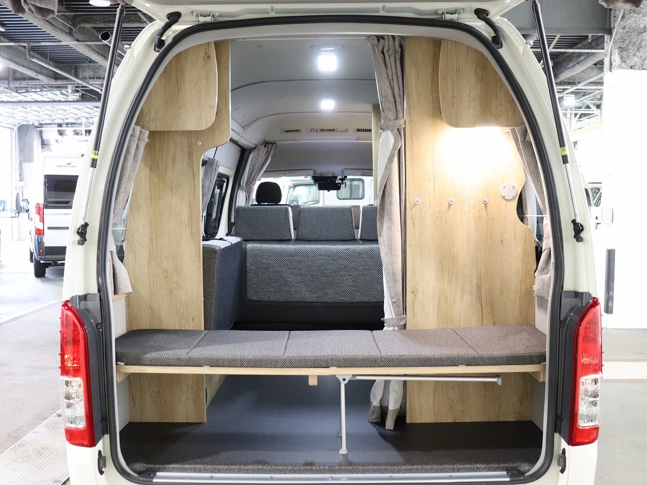 キャンピングカー バンコン ﾊｲｴｰｽ ﾅｯﾂRV ﾗﾃﾞｨｯｼｭ 4WD　DC冷蔵庫