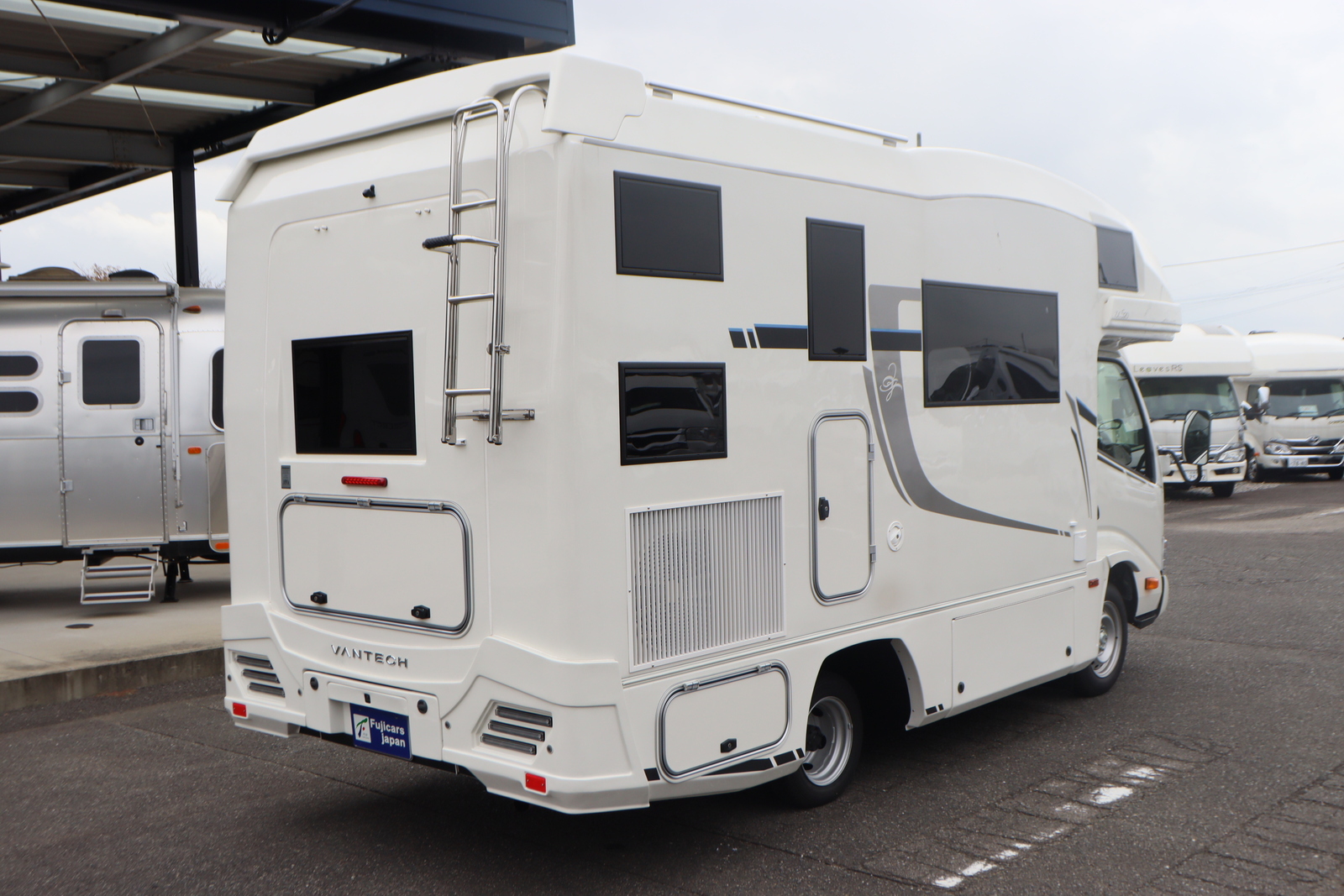 キャンピングカー キャブコン ｶﾑﾛｰﾄﾞｼﾞﾙ520ｲﾘｽ特別仕様 登録済み未使用車