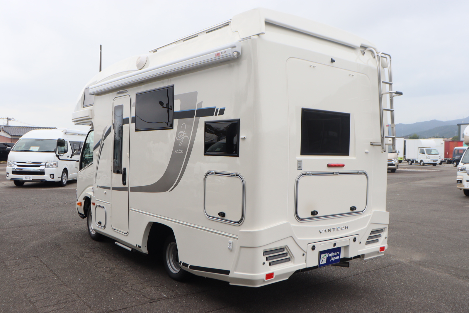 キャンピングカー キャブコン ｶﾑﾛｰﾄﾞｼﾞﾙ520ｲﾘｽ特別仕様 登録済み未使用車