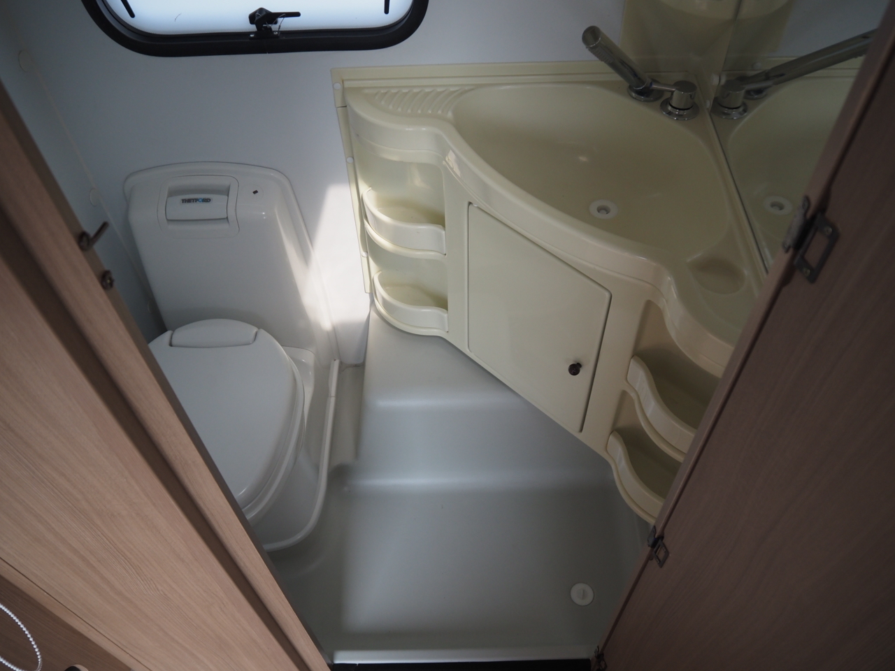 キャンピングカー トレーラー ｱﾄﾞﾘｱ ｱﾋﾞﾊﾞ350L 家庭用ｴｱｺﾝ 牽引免許不要
