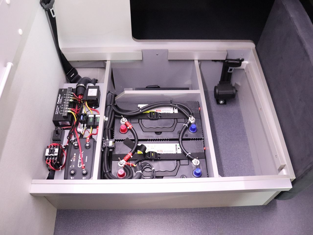 キャンピングカー バンコン ﾊｲｴｰｽ ﾚｸﾋﾞｨ ﾄｯﾌﾟｾｲﾙ 4WD　DC冷蔵庫