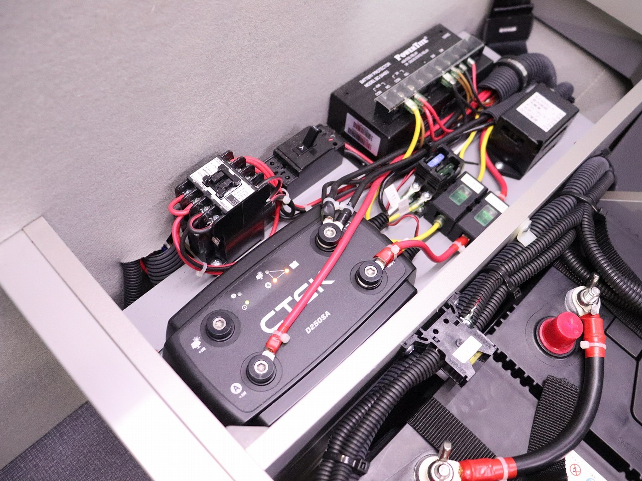 キャンピングカー バンコン ﾊｲｴｰｽ ﾚｸﾋﾞｨ ﾄｯﾌﾟｾｲﾙ 4WD　DC冷蔵庫