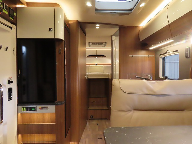 キャンピングカー バスコン ﾍﾞﾝﾂ ﾊｲﾏｰ B680　ﾙｰﾌｴｱｺﾝ　ｼｬﾜｰ室