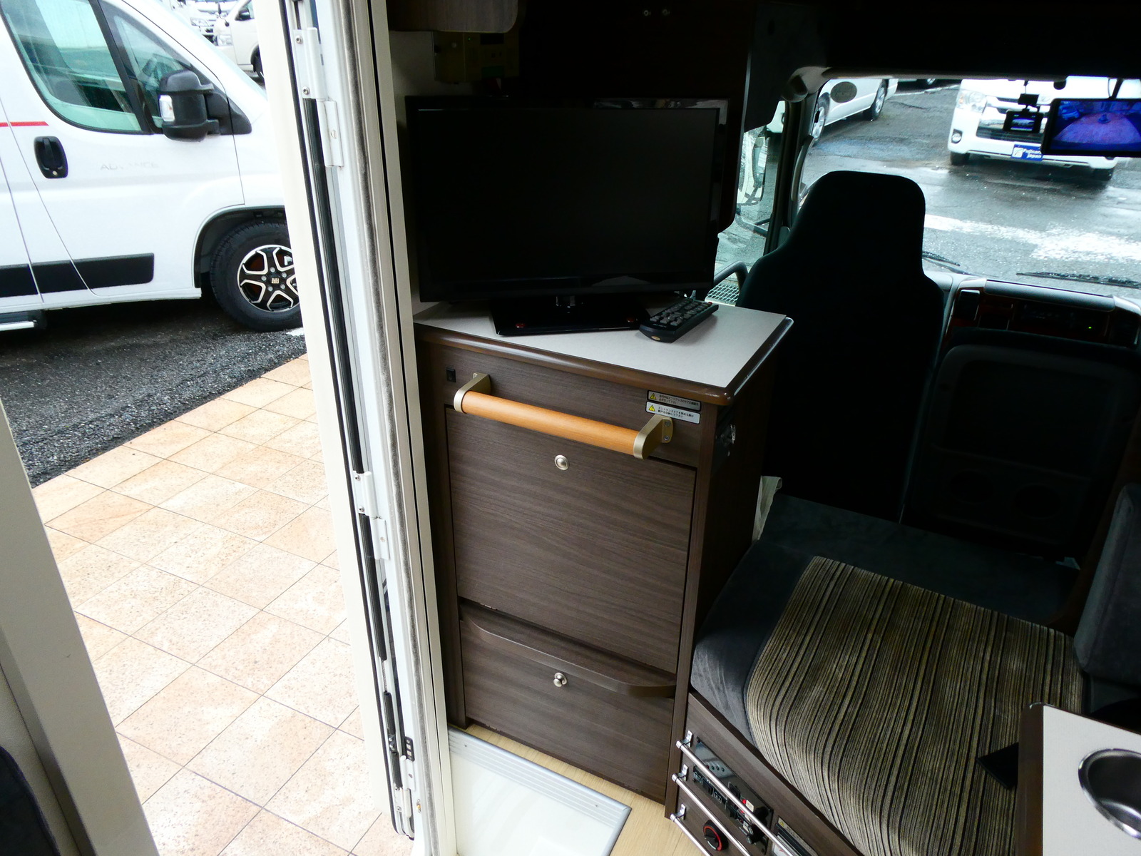 キャンピングカー キャブコン 東和ﾓｰﾀｰｽ　ｳﾞｫｰﾝR2B　家AC　FF