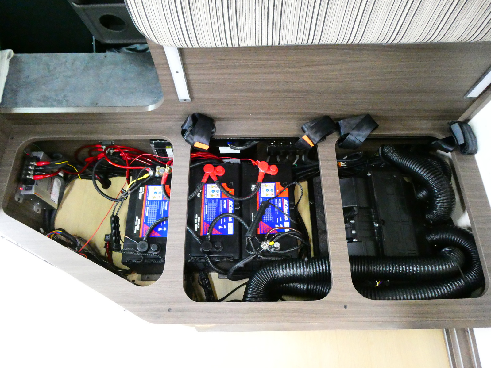 キャンピングカー キャブコン 東和ﾓｰﾀｰｽ　ｳﾞｫｰﾝR2B　家AC　FF