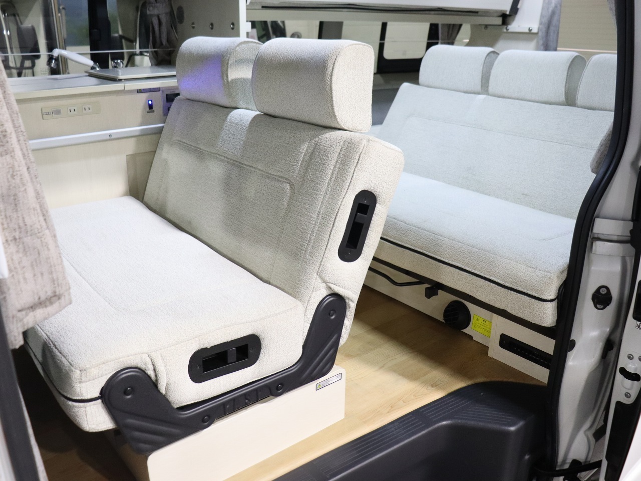 キャンピングカー バンコン ﾊｲｴｰｽ ﾅｯﾂRV ﾗﾃﾞｨｯｼｭ 4WD　FF　
