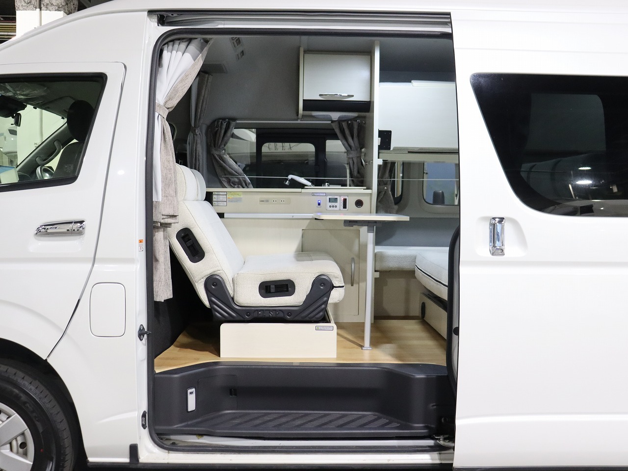 キャンピングカー バンコン ﾊｲｴｰｽ ﾅｯﾂRV ﾗﾃﾞｨｯｼｭ 4WD　FF　