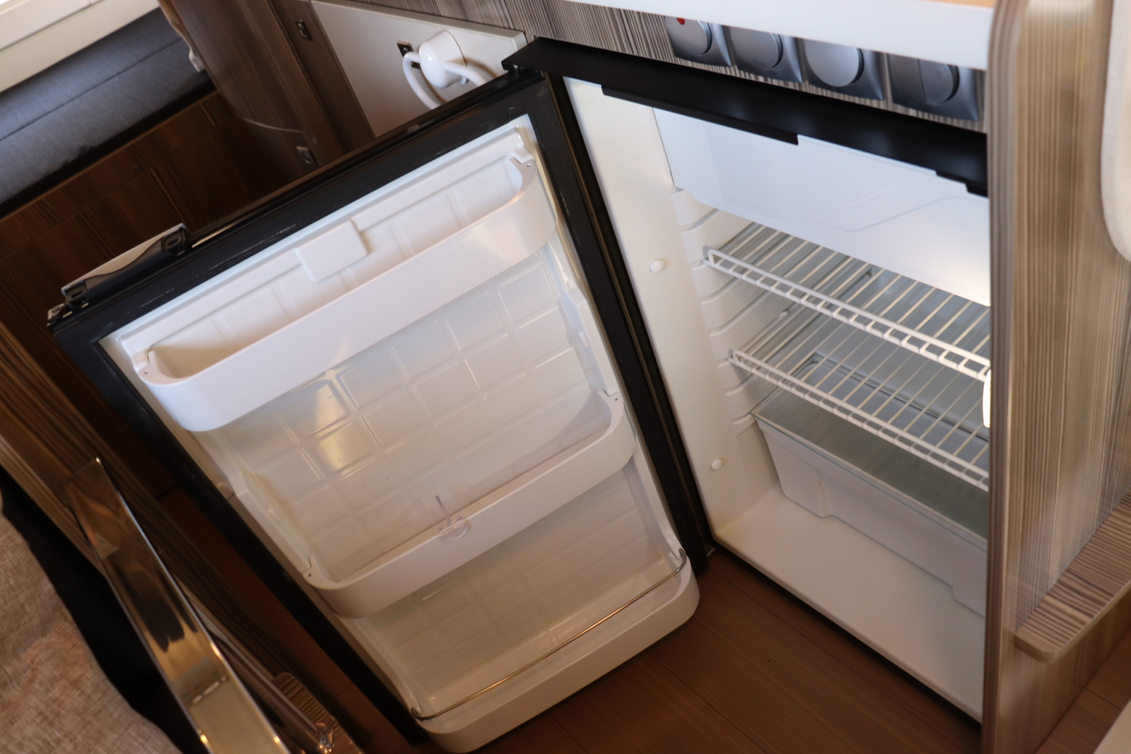 キャンピングカー キャブコン ｶﾑﾛｰﾄﾞ ﾊﾞﾝﾃｯｸｼﾞﾙ520 家庭用ｴｱｺﾝ4WD